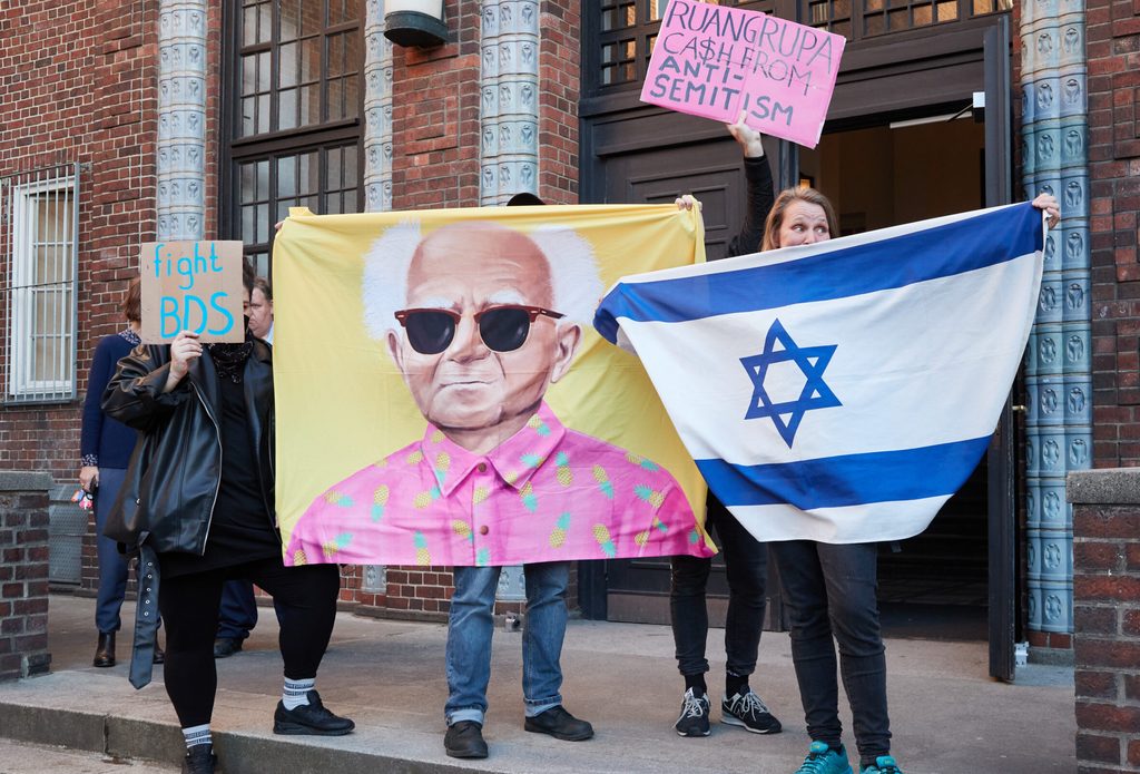Ruangrupa-Mitglieder Reza Afisina (l) und Iswanto Hartono stehen kurz vor ihrer Vorstellung als neue Gastprofessoren an der Hochschule für bildende Künste Hamburg (HfbK) vor dem Gebäude.