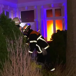 Brandsatz in iranische Schue in Hamburg geworfen – Polizei sucht Zeugen