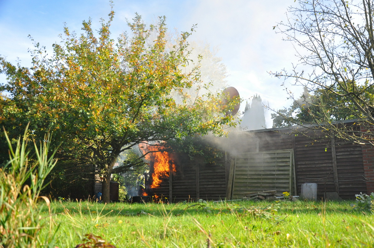 Der Schuppen brannte lichterloh. Eine Brandausbreitung auf das Wohnhaus konnte verhindert werden.