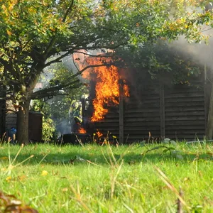 Der Schuppen brannte lichterloh. Eine Brandausbreitung auf das Wohnhaus konnte verhindert werden.