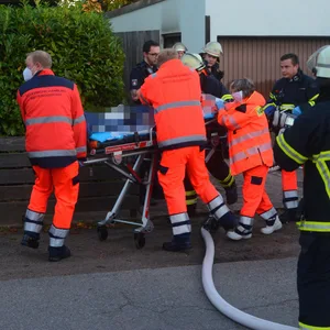 Sanitäter und Notarzt versuchten noch, das Brandopfer zu reanimieren. Vergeblich.