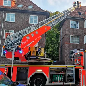 Die Feuerwehr löschte den Brand über eine ausgefahrene Drehleiter.