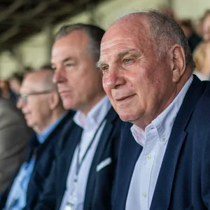 Ex-Bayern-Boss Uli Hoeneß (r.) positioniert sich klar.