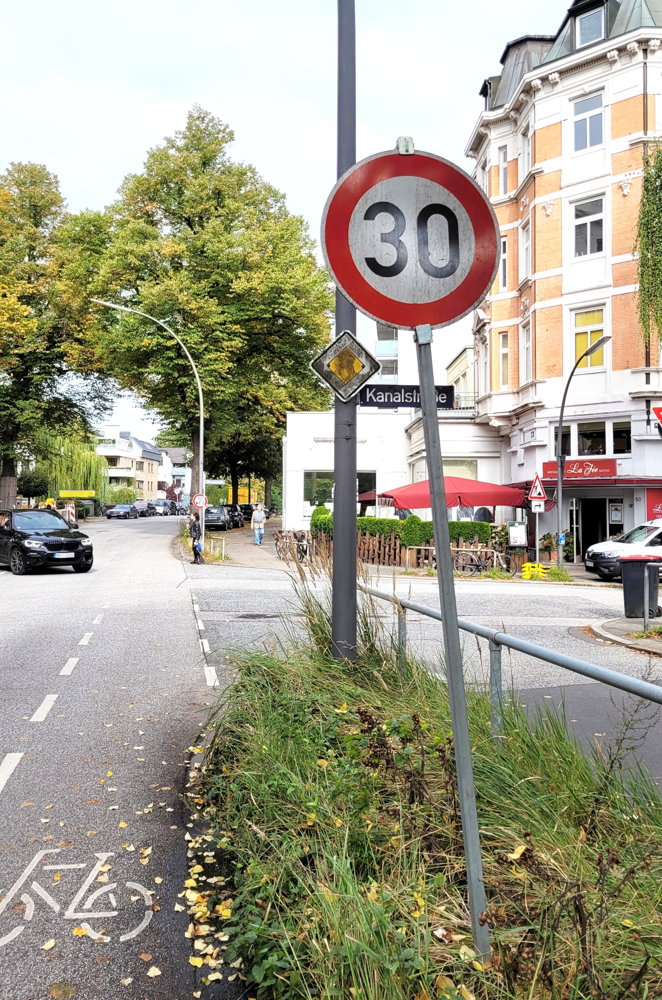 Noch steht das Tempo 30 Schild im Hofweg wegen einer Baustelle – bald wird es verstetigt.