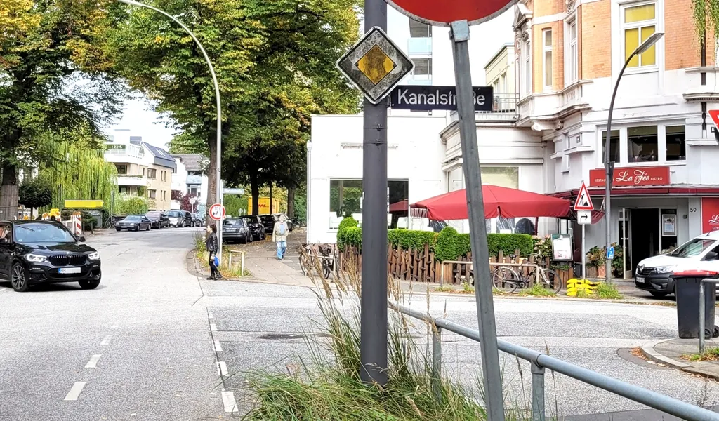 Noch steht das Tempo 30 Schild im Hofweg wegen einer Baustelle – bald wird es verstetigt.