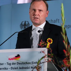 Hamburgs Innensenator Andy Grote (SPD) spricht bei der Feier zum Tag der deutschen Einheit in Warschau.