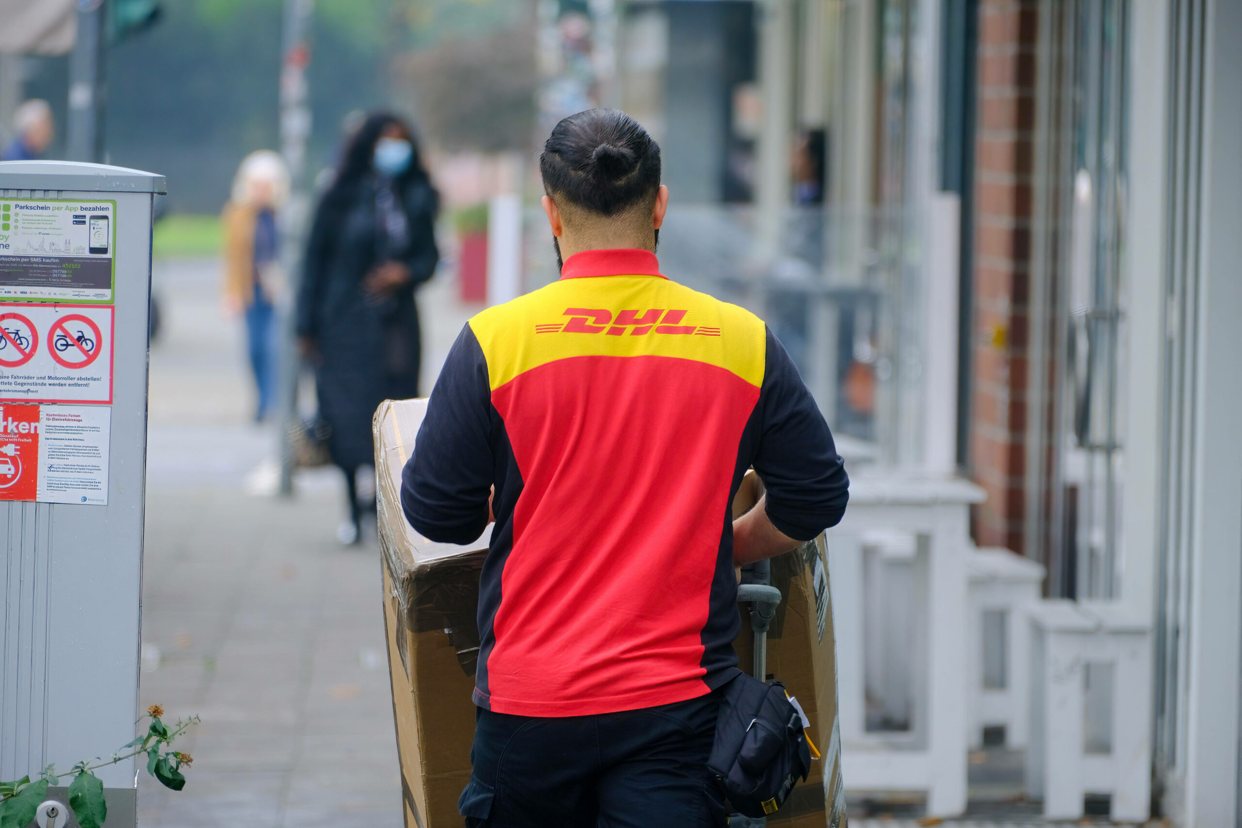 DHL-Mitarbeiter bei der Arbeit (Symbolfoto)