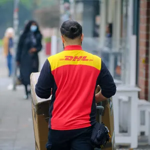 DHL-Mitarbeiter bei der Arbeit (Symbolfoto)