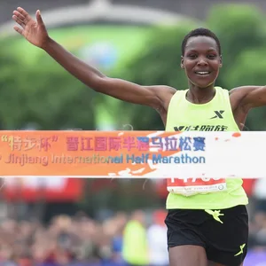 Diana Kipyokei läuft über die Ziellinie