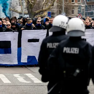 Die Hamburger Polizei sieht sich gewappnet für den Großeinsatz rund ums Derby zwischen dem HSV und St. Pauli. (Archivbild)