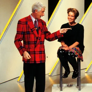 Rudi Carrell steht neben drei sitzenden Kandidatinnen in der ARD-Show „Herzblatt“
