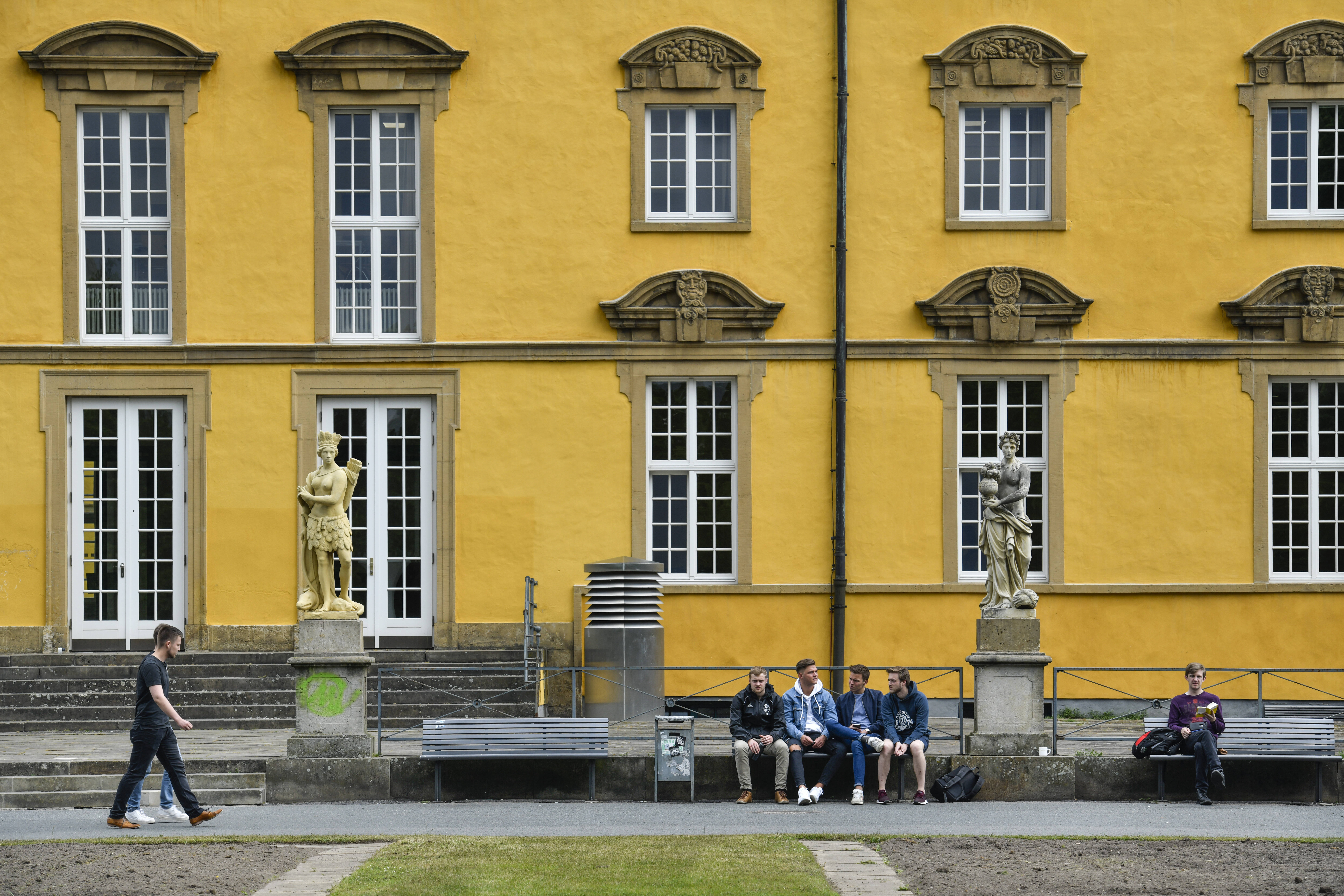 Der Schlossgarten der Uni Osnabrück. Auch an der Hochschule soll ein 26-Jähriger Frauen heimlich gefilmt haben. (Archivbild)