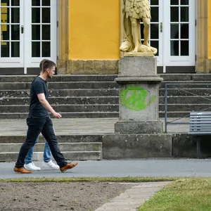 Der Schlossgarten der Uni Osnabrück. Auch an der Hochschule soll ein 26-Jähriger Frauen heimlich gefilmt haben. (Archivbild)