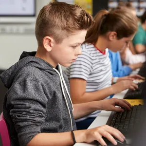 Schulkinder sitzen am Computer. (Symbolbild)