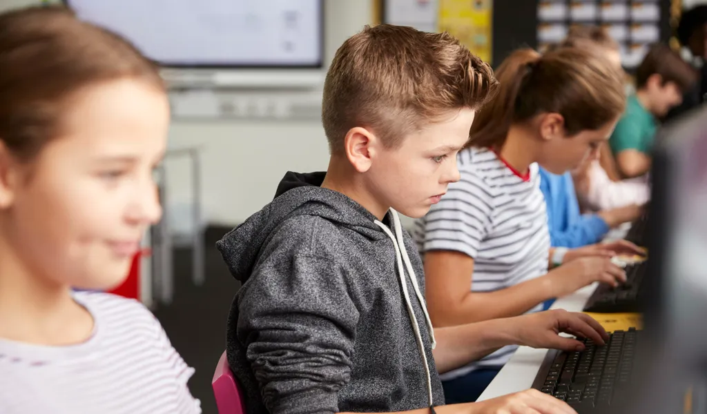 Schulkinder sitzen am Computer. (Symbolbild)