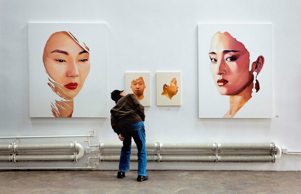 Ein Mann bei einer Kunstausstellung (Symbolbild)