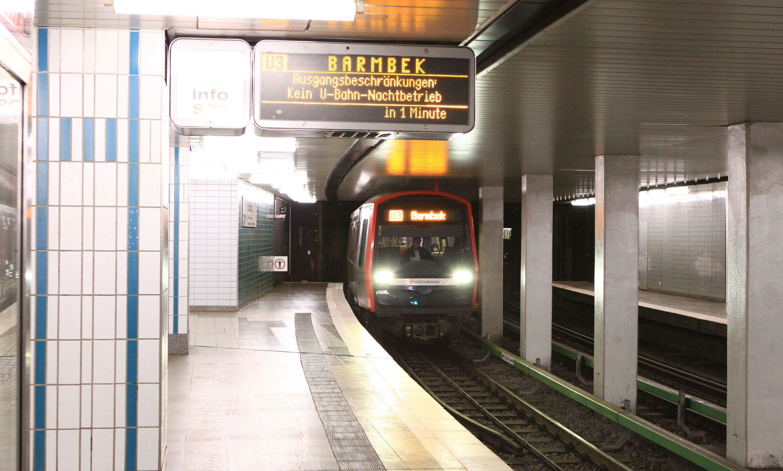 Eine U-Bahn der Linie U3 fährt in die U-Bahnstation Schlump hinein. (Symbolbild)
