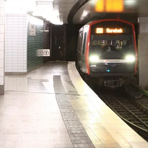 Eine U-Bahn der Linie U3 fährt in die U-Bahnstation Schlump hinein. (Symbolbild)
