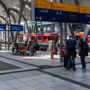 Reisende warten am Hauptbahnhof in Kiel. (Symbolbild)