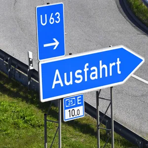 Eine Autobahnausfahrt auf der A25 in Hamburg. (Symbolbild)