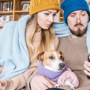 Paar mit Hund und Mütze