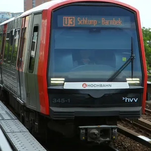 Eine U-Bahn der Linie U3 in Richtung Schlump/Barmbek fährt in den Bahnhof Landungsbrücken hinein.