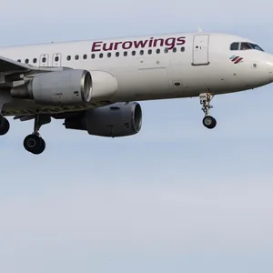 Der Airbus A320-214 (A320) der Fluglinie Eurowings mit der Registrierung landet am Flughafen Hamburg Airport.