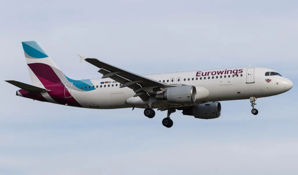 Der Airbus A320-214 (A320) der Fluglinie Eurowings mit der Registrierung landet am Flughafen Hamburg Airport.