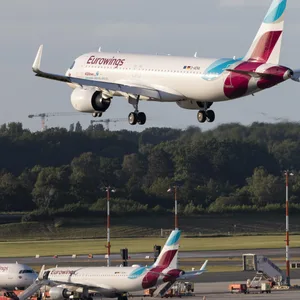 Eurowings-Flugzeug im Landeanflug auf den Hamburger Flughafen
