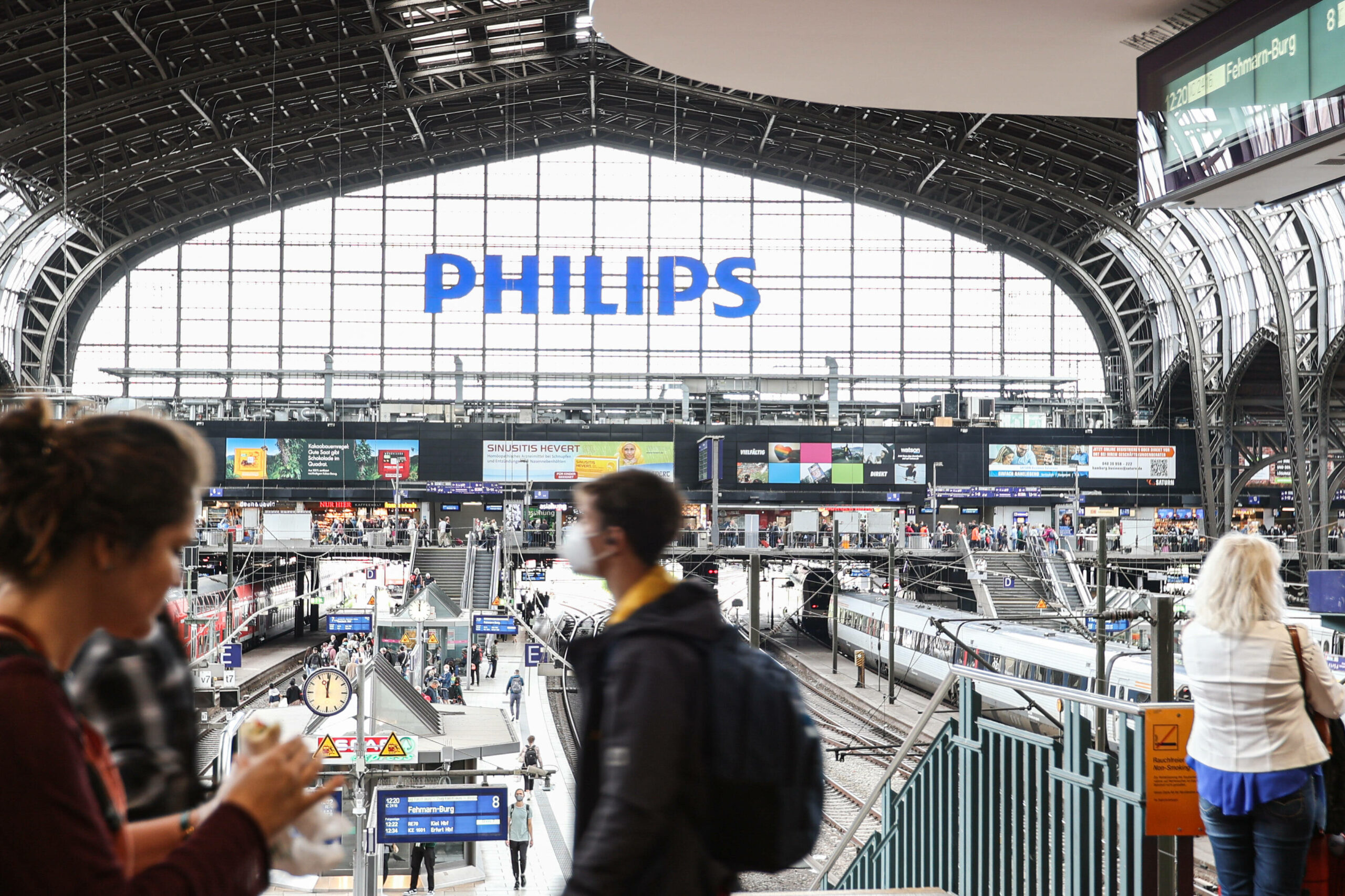 Am Hamburger Hauptbahnhof wirbt ein Schriftzug für Philips. (Symbolbild)
