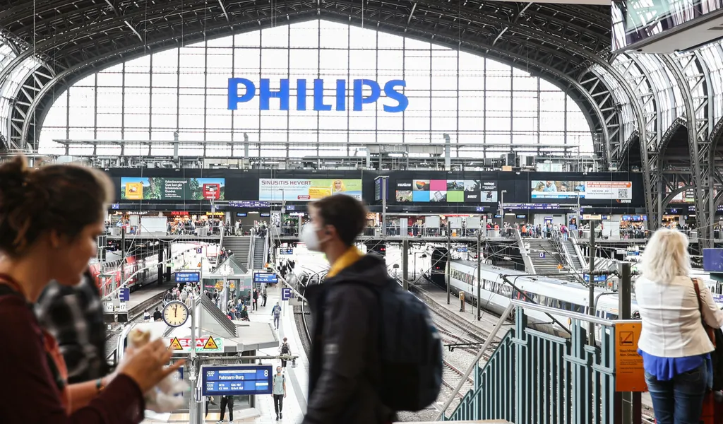 Am Hamburger Hauptbahnhof wirbt ein Schriftzug für Philips. (Symbolbild)