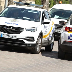 Zwei Einsatzwagen der Policia Local de Palma. (Symbolbild)