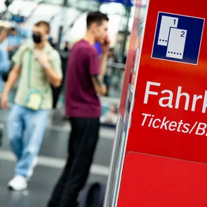Das 9-Euro-Ticket war im Sommer der Renner an den Fahrkartenautomaten. Kommt jetzt endlich eine Nachfolge? (Symbolbild)