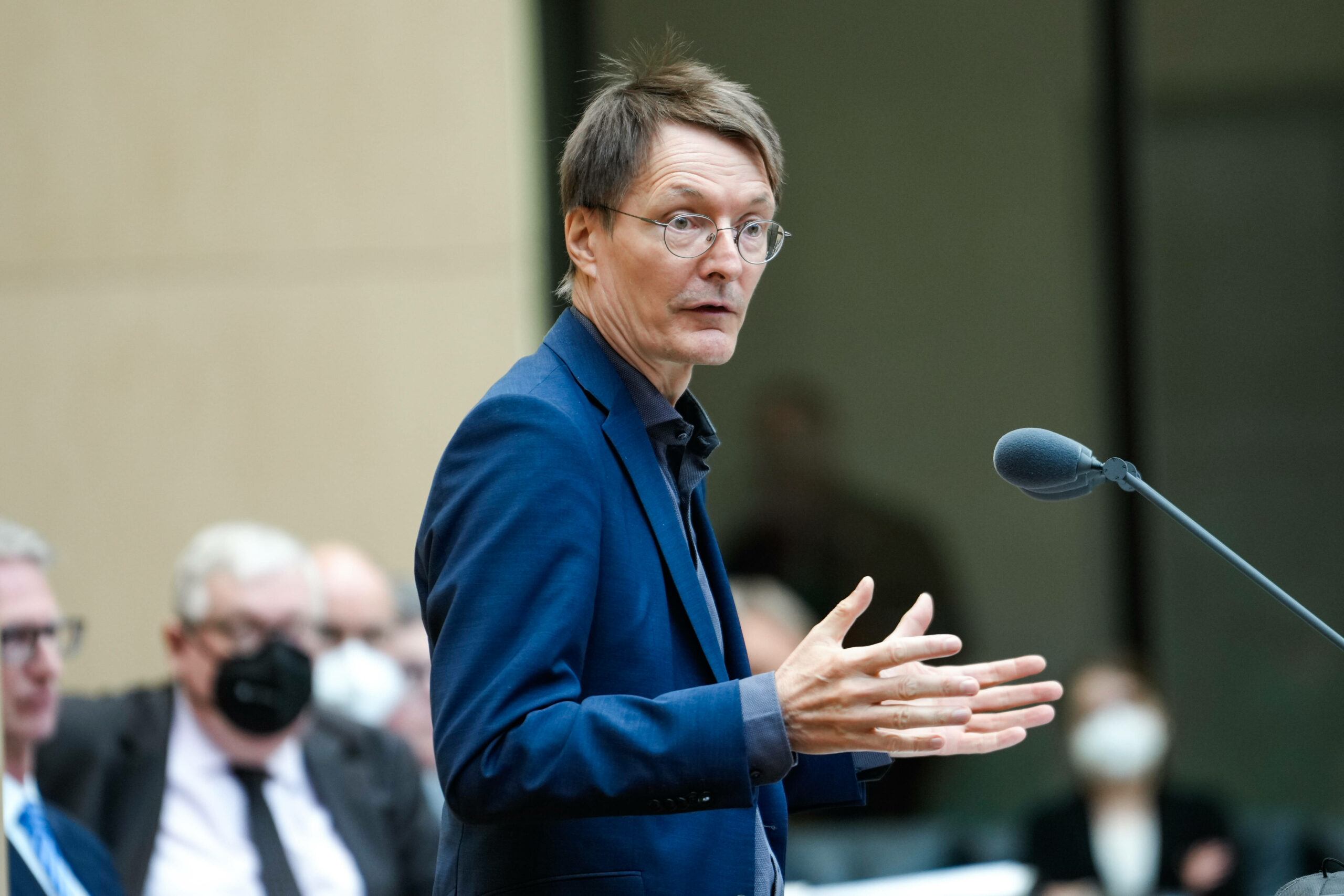 Bundesgesundheitsminister Karl Lauterbach (SPD) kritisierte den Philosophen Richard David Precht mit scharfen Worten.