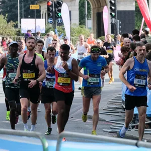 Rund 40.000 Läufer:innen starteten beim London-Marathon.