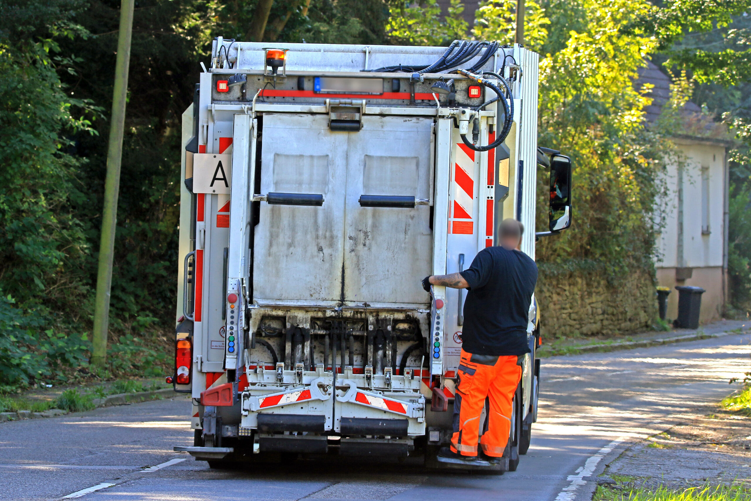 Bald könnten Müllwagen in Hamburg auch den Zustand der Straßen erfassen.