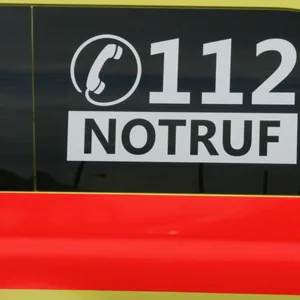 Der Notruf 112 steht auf einem Rettungswagen der Johanniter.