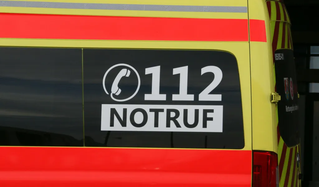 Der Notruf 112 steht auf einem Rettungswagen der Johanniter.