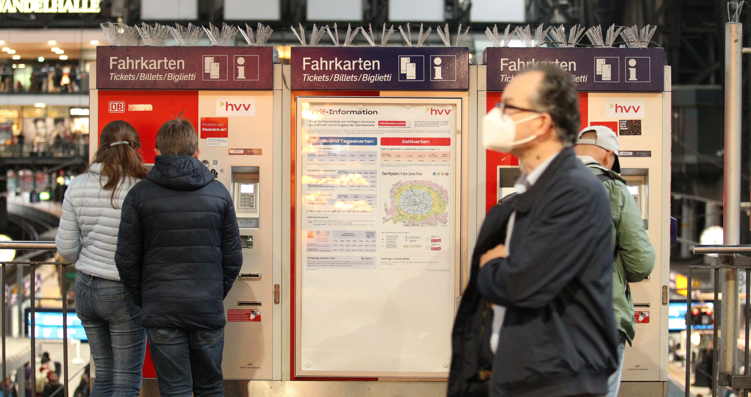 Passanten stehen vor dem Fahrkartenautomat am Hamburger Hauptbahnhof – die Tickets könnten bald deutlich teurer werden.