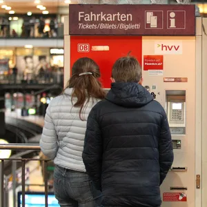 Passanten stehen vor dem Fahrkartenautomat am Hamburger Hauptbahnhof – die Tickets könnten bald deutlich teurer werden.