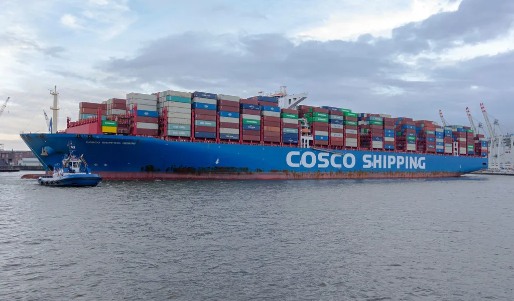 Ein Containerschiff von Cosco läuft in den Hamburger Hafen ein.