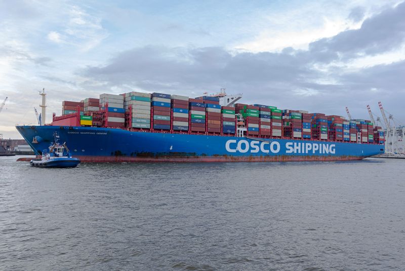 Ein Containerschiff von Cosco läuft in den Hamburger Hafen ein.