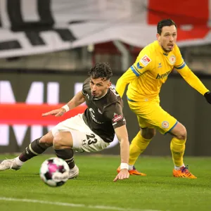 Leart Paqarada (hier gegen den Ex-Braunschweiger Marcel Bär) könnte für das Eintracht-Spiel rechtzeitig fit werden.