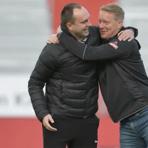 Zwei, die sich gut leiden können: St. Pauli-Trainer Timo Schultz (r.) und Bremens Coach Ole Werner.