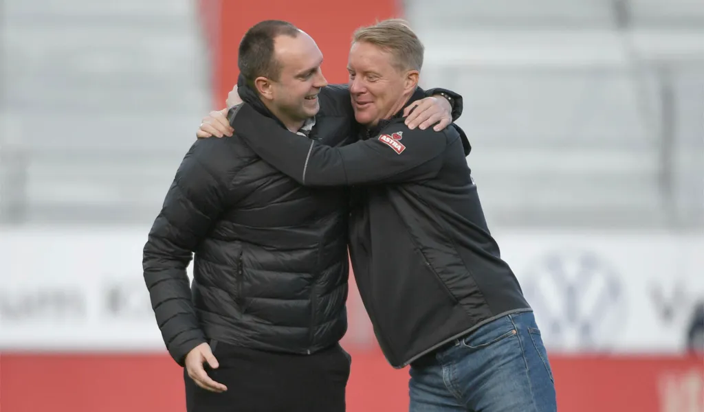 Zwei, die sich gut leiden können: St. Pauli-Trainer Timo Schultz (r.) und Bremens Coach Ole Werner.