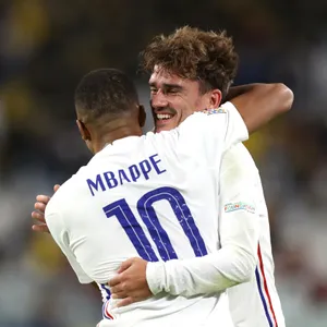 Antoine Griezmann (r.) und sein französischer Kollege Kylian Mbappé