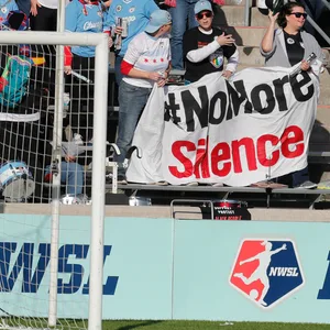 Als die ersten ersten Missbrauchsfälle im November 2021 öffentlich wurden, forderten Fans der US-Liga NWSL Konsequenzen.