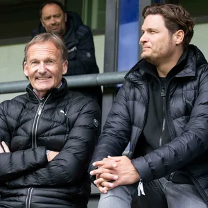 BVB-Boss Hans-Joachim Watzke (M.) sprach Trainer Edin Terzic (r.) das Vertrauen aus.