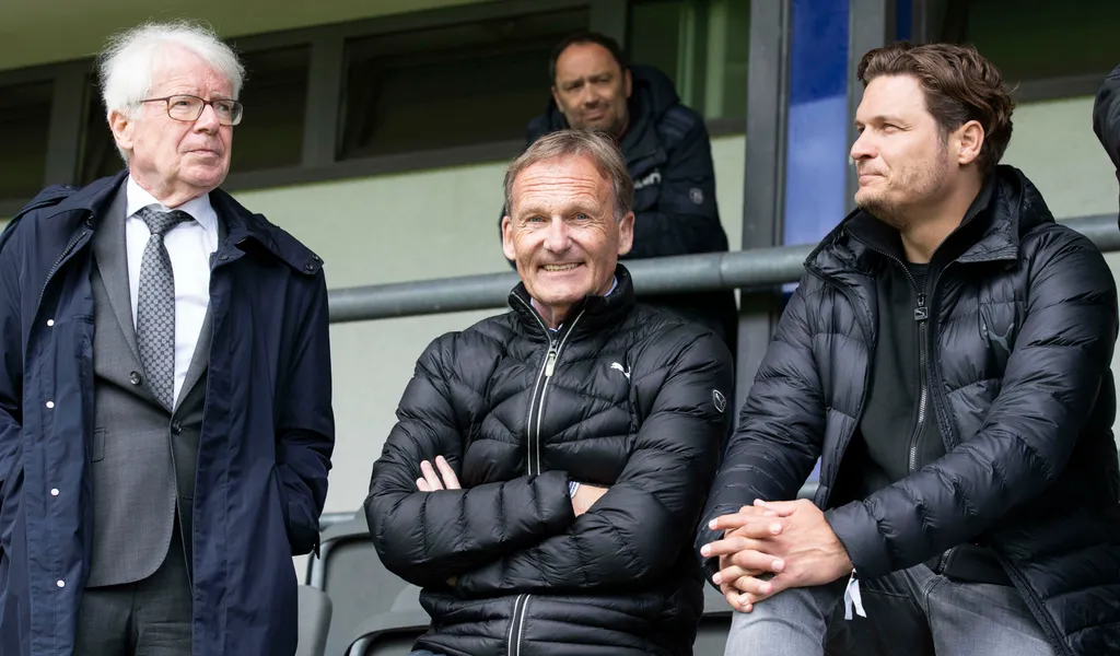 BVB-Boss Hans-Joachim Watzke (M.) sprach Trainer Edin Terzic (r.) das Vertrauen aus.