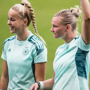 Alexandra Popp (hier mit Giulia Gwinn) ist für ihre markigen Sprüche bekannt.